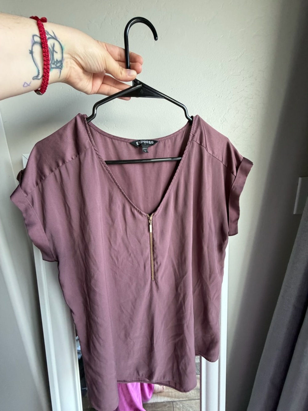 Express Mauve Short-Sleeve V-Neck Top with Front Zip
